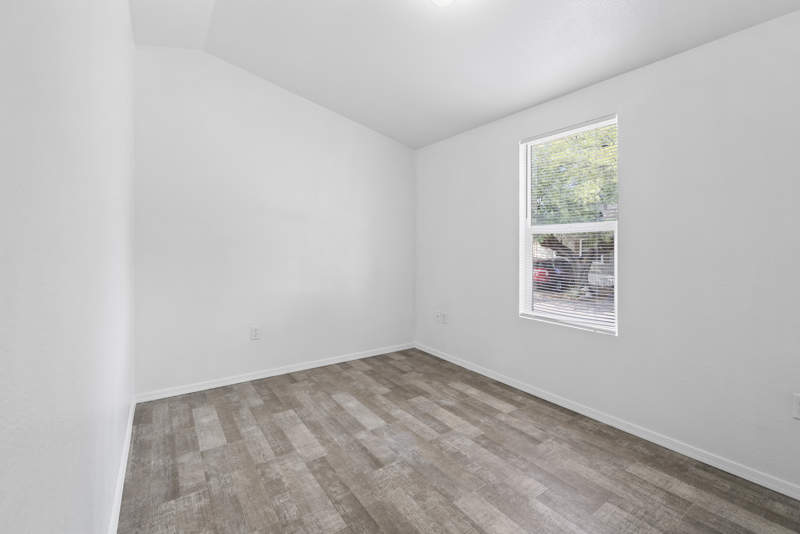 Listing-206-Photo-ff5e8493-4e81-44f3-bd75-15eee571c852.jpg